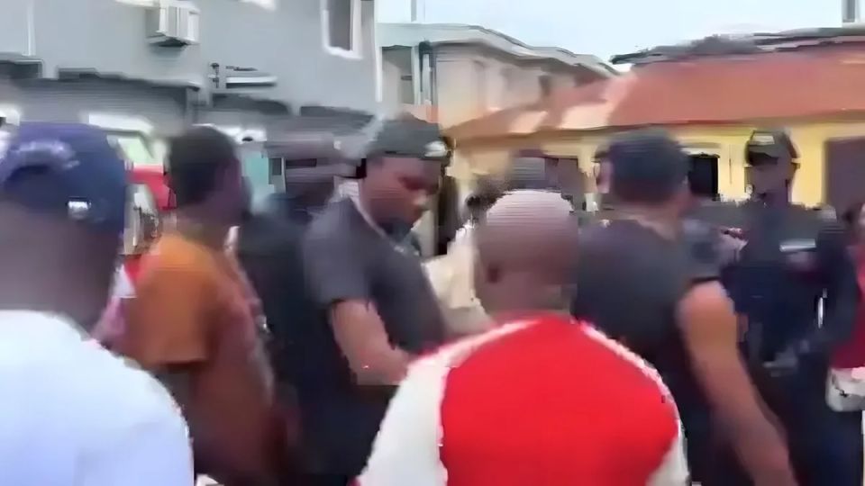 Victor Osimhen Nijerya'da Çocukluğunun İzlerini Takip Ediyor