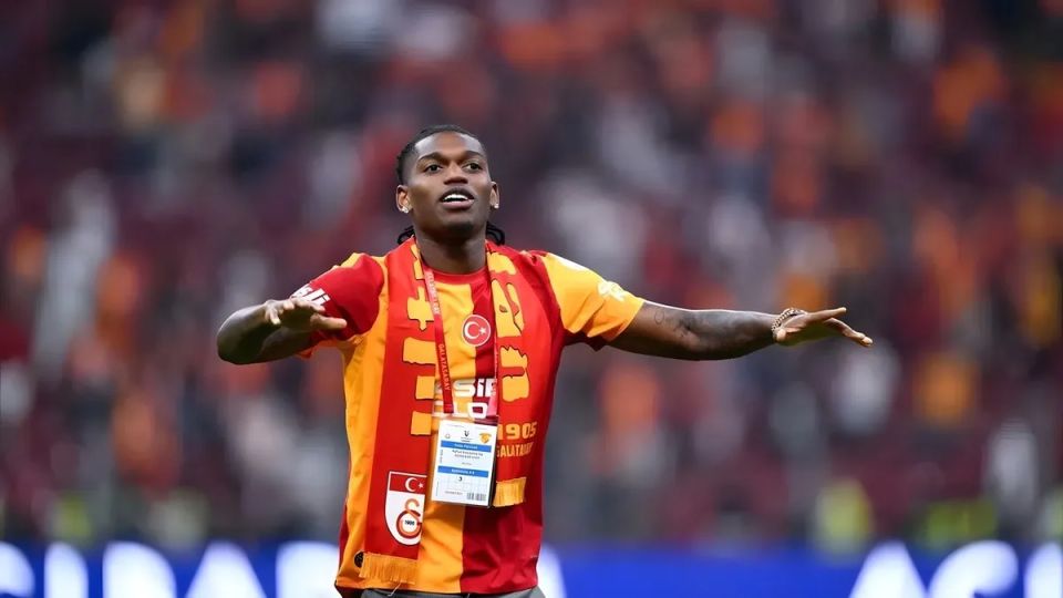 Rafael Leao Galatasaray Taraftarına İlk Selamını Verdi