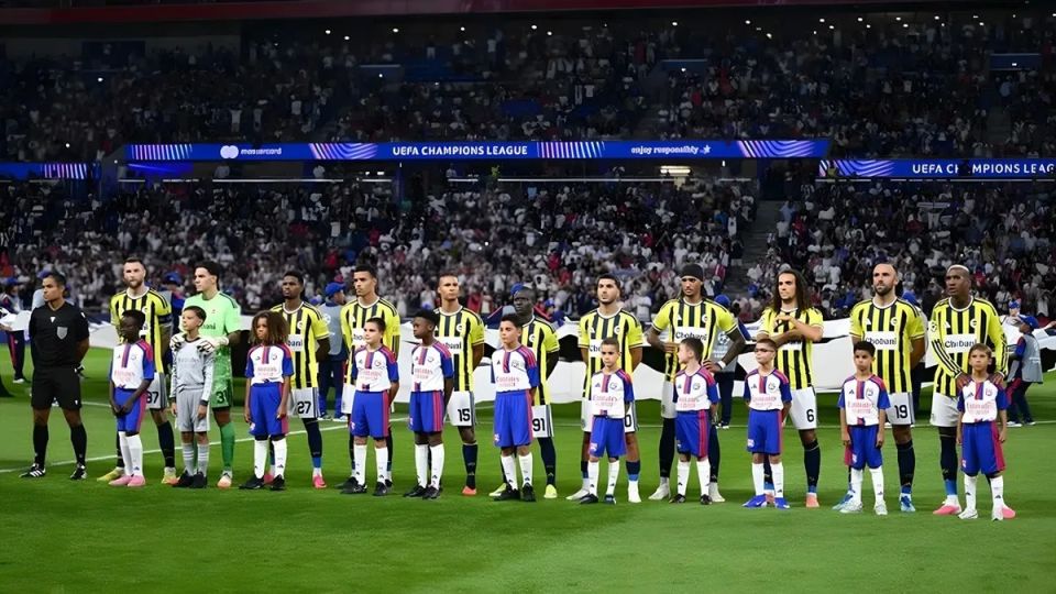 Fenerbahçe 18 Yıl Sonra Şampiyonlar Ligi'nde: Aziz Yıldırım'ın Tribün Hareketi Gündemde