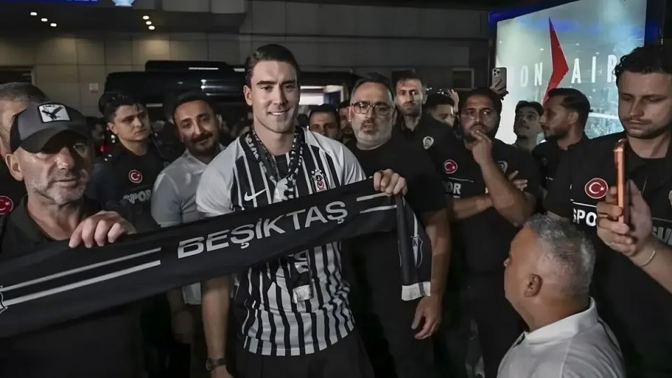 Beşiktaş'ın Yeni Yıldızı Dusan Vlahovic İstanbul'da Coşkuyla Karşılandı