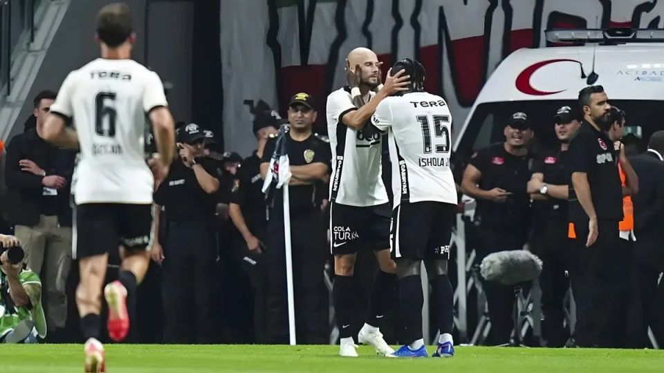 Beşiktaş, Hradec Kralove'yi Eleyerek Play-Off Turuna Yükseldi