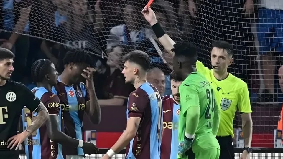Trabzonspor'un Nijeryalı Yıldızı Nwaiwu'ya UEFA'dan 2 Maç Ceza