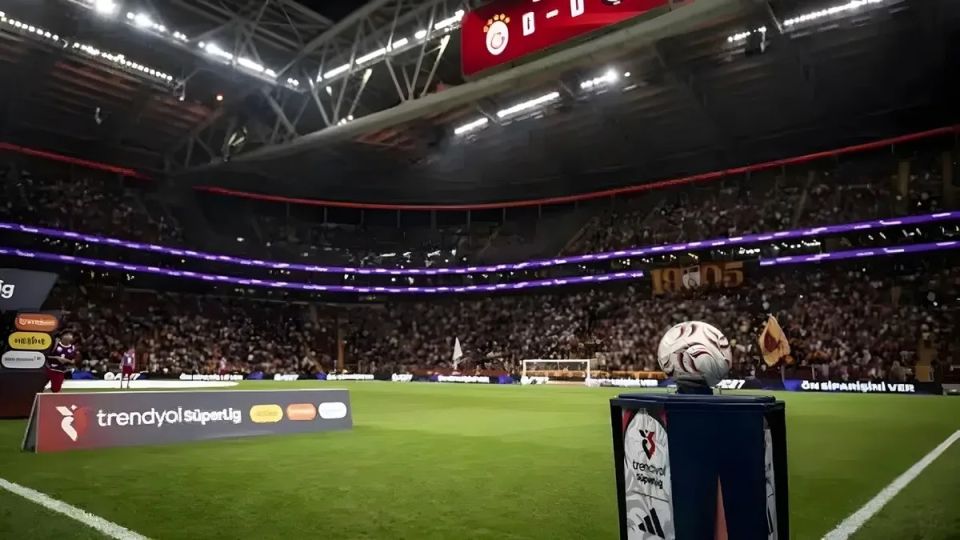 Galatasaray'da İlk Haftadan Yönetim Protestosu: Taraftardan 'İstifa' Sesleri