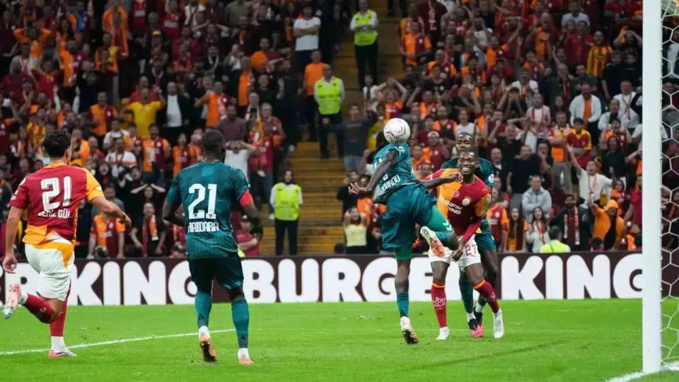Galatasaray, Kocaelispor'u 1-0'la Geçti: Abdülkerim Bardakcı'nın Füzesi Galibiyeti Getirdi