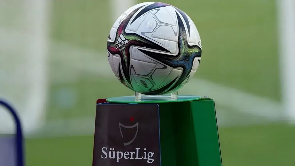 Süper Lig'de İlk Hafta Heyecanı: Dört Büyükler Sahne Alıyor