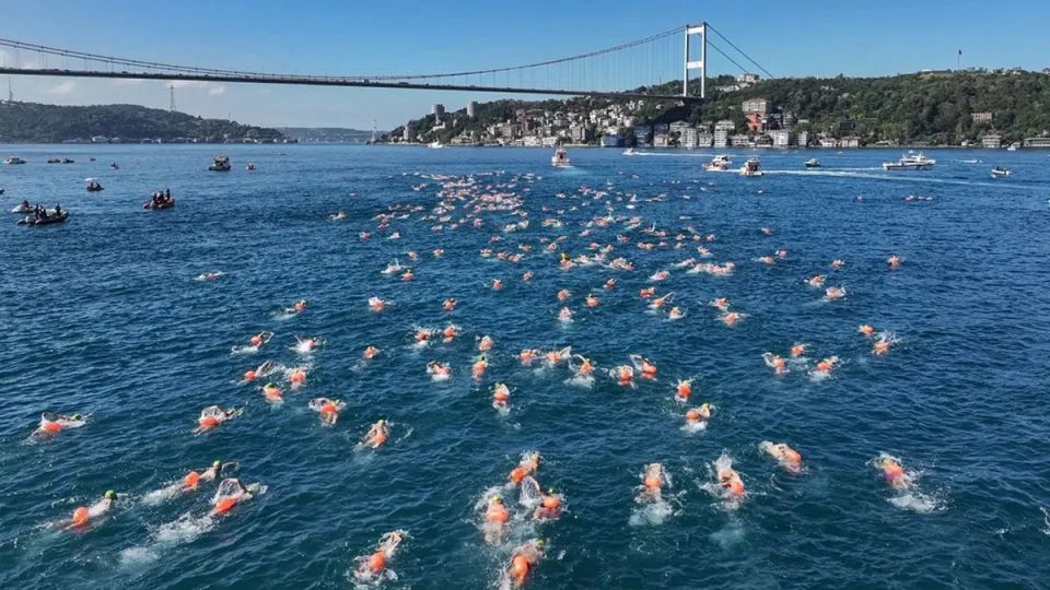 38. Boğaziçi Kıtalararası Yüzme Yarışı İstanbul Boğazı'nda Başladı