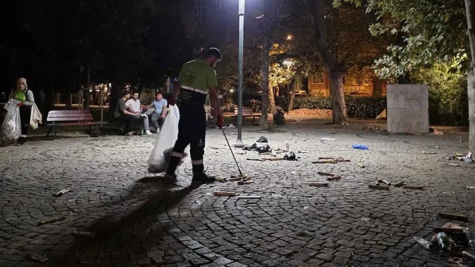 Fenerbahçe-Lyon Maçı Sonrası Kadıköy'de Çevre Kirliliği Tepki Çekti