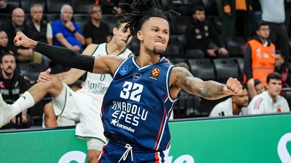 Anadolu Efes, EuroLeague'de Real Madrid'i Mağlup Etti
