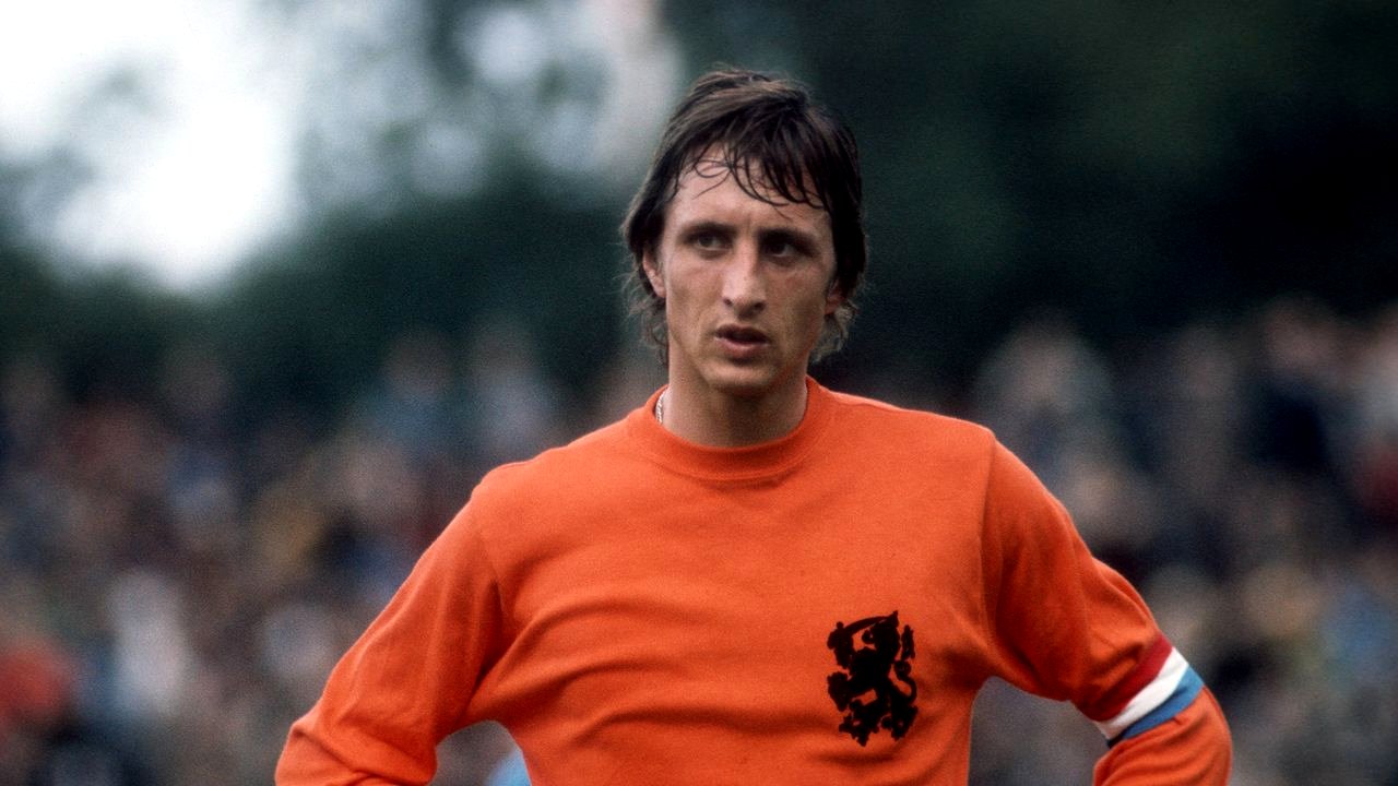 Johan Cruyff'un Total Futbol Anlayışında Sürekli Hareketlilik ve Boş Alana Atılan PAS